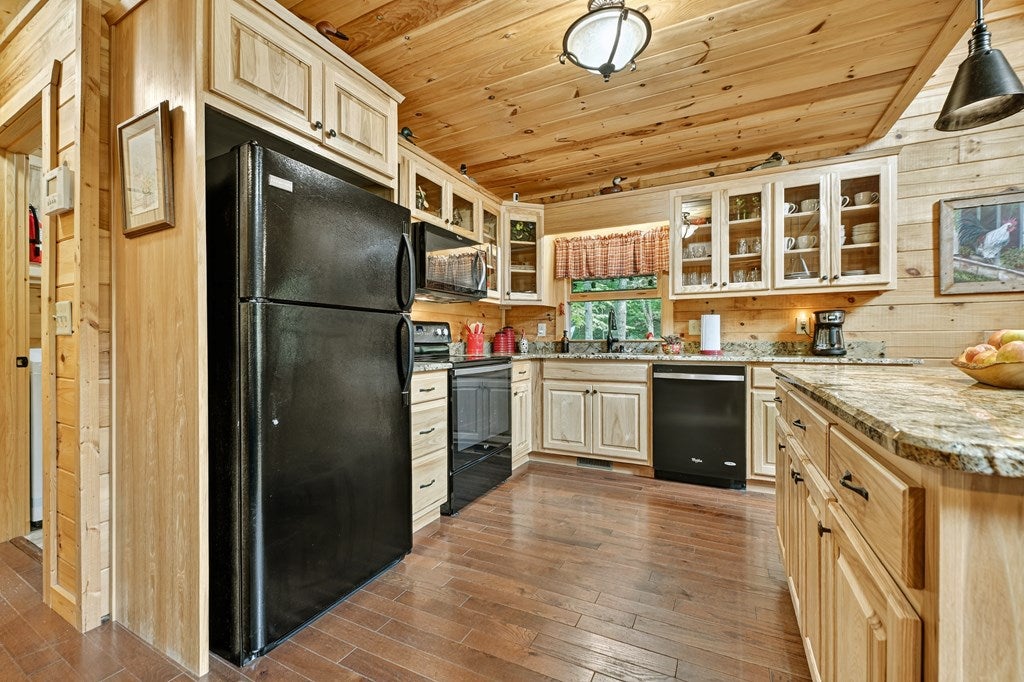 Ellijay, Georgia, 30536, United States, 2 Bedrooms Bedrooms, ,2 BathroomsBathrooms,Residential,Active,1946315