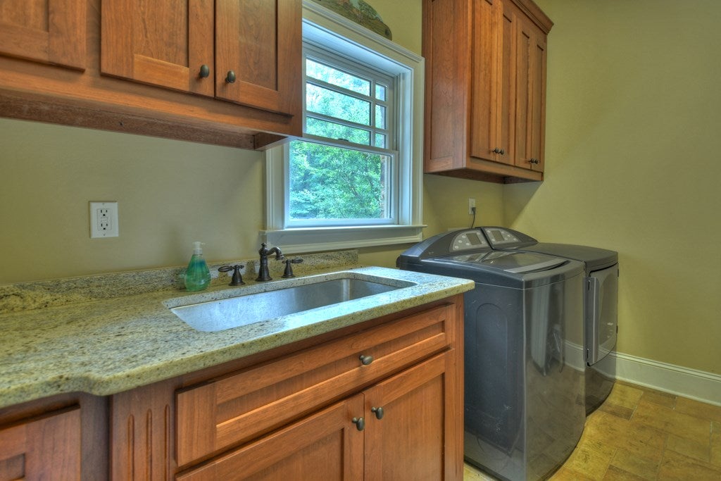 Ellijay, Georgia, 30536, United States, 6 Bedrooms Bedrooms, ,7 BathroomsBathrooms,Residential,Active,1790226