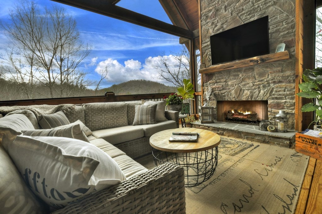 Ellijay, Georgia, 30540, United States, 5 Bedrooms Bedrooms, ,4 BathroomsBathrooms,Residential,Active,1745330