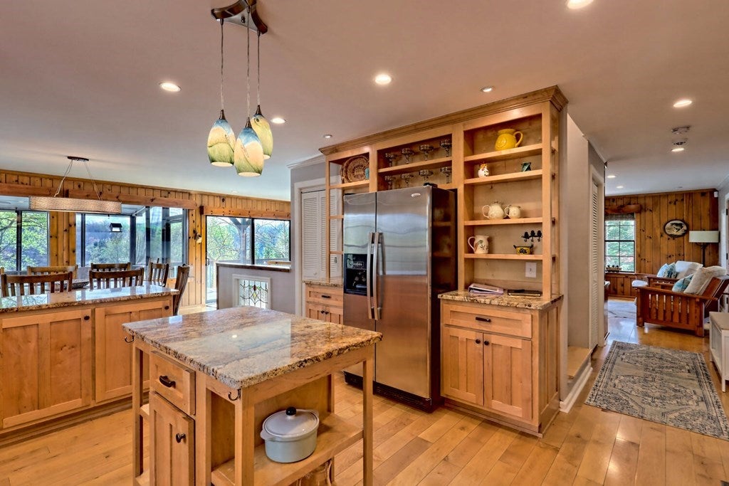 Blairsville, Georgia, 30512, United States, 3 Bedrooms Bedrooms, ,6 BathroomsBathrooms,Residential,Active,1920218
