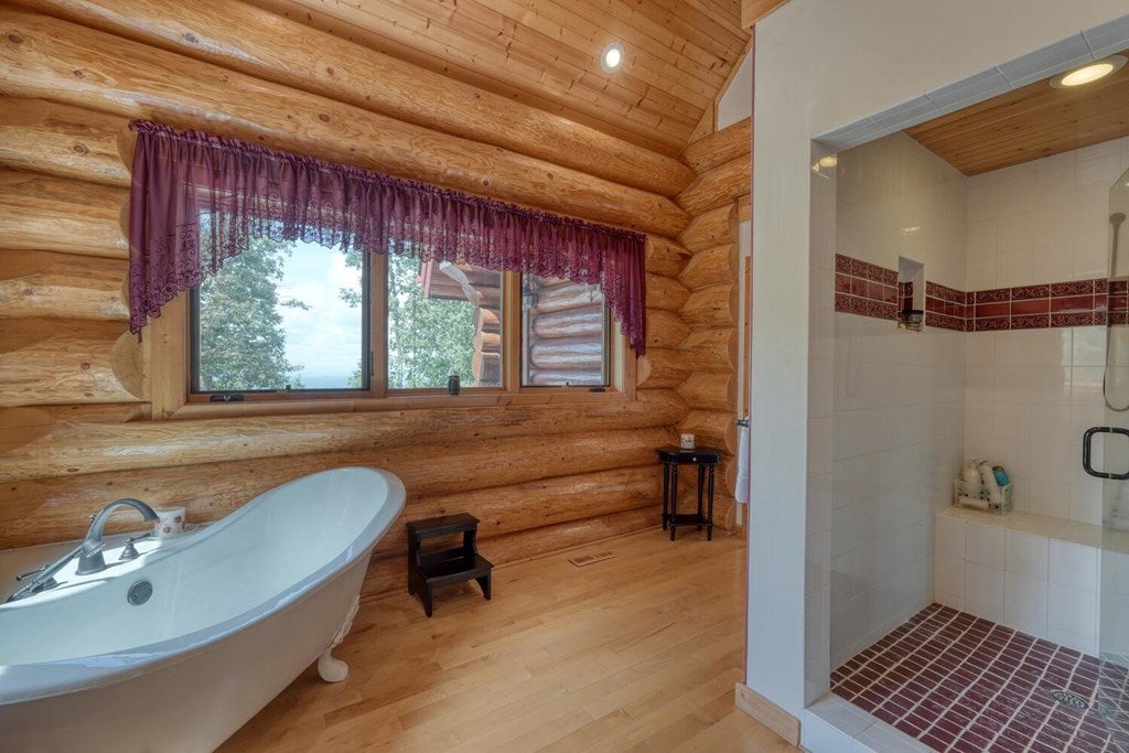 Blairsville, Georgia, 30512, United States, 4 Bedrooms Bedrooms, ,6 BathroomsBathrooms,Residential,Active,1934771