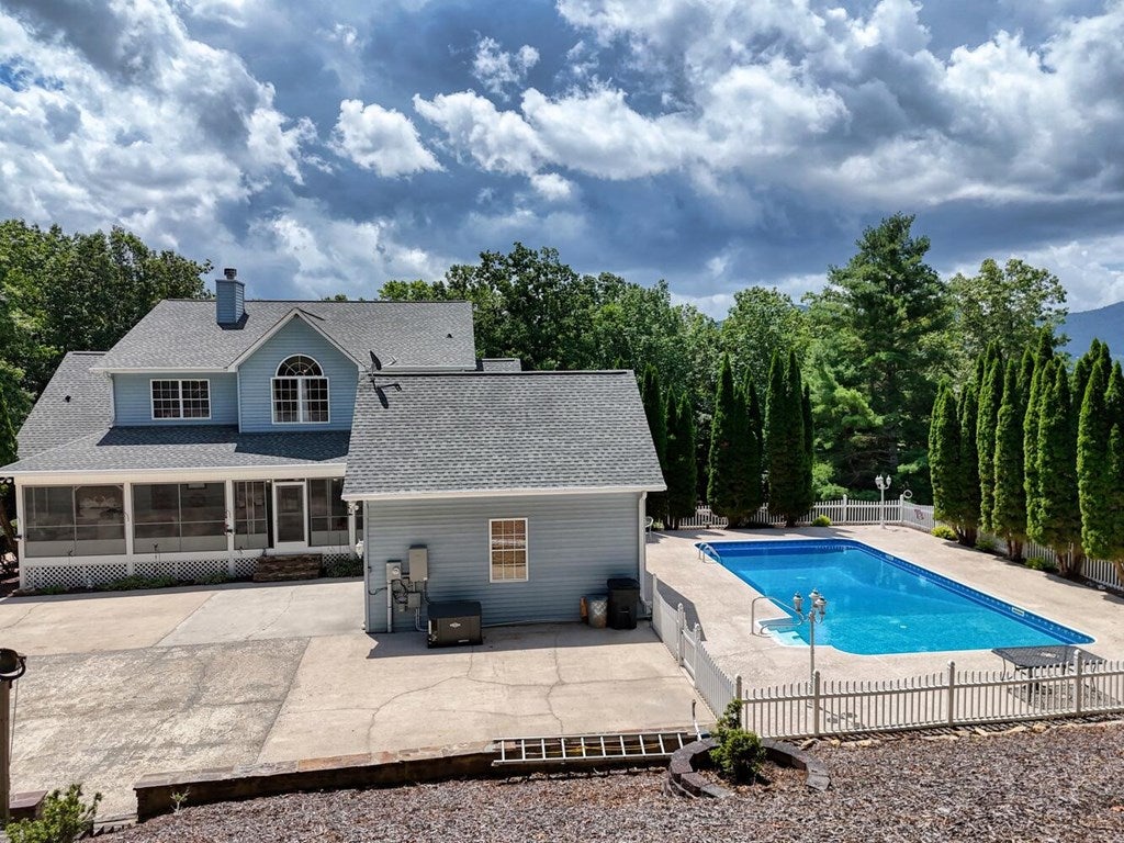 Blairsville, Georgia, 30512, United States, 4 Bedrooms Bedrooms, ,4 BathroomsBathrooms,Residential,Active,1892611