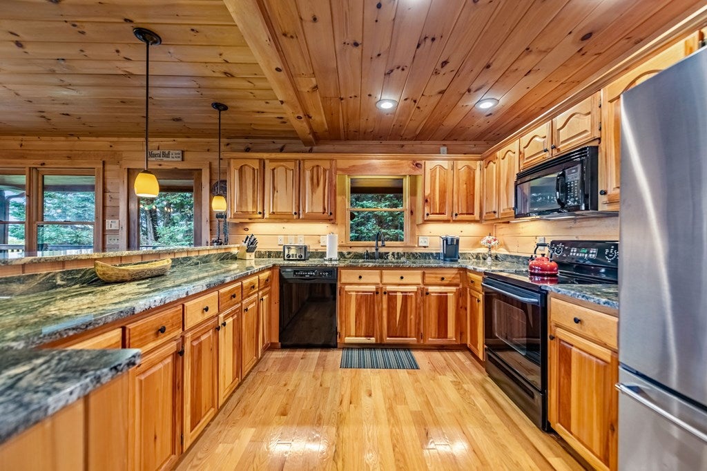 Mineral Bluff, Georgia, 30559, United States, 4 Bedrooms Bedrooms, ,4 BathroomsBathrooms,Residential,Active,1929467