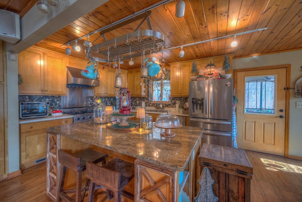 Hiawassee, Georgia, 30546, United States, 3 Bedrooms Bedrooms, ,2 BathroomsBathrooms,Residential,Active,2007353