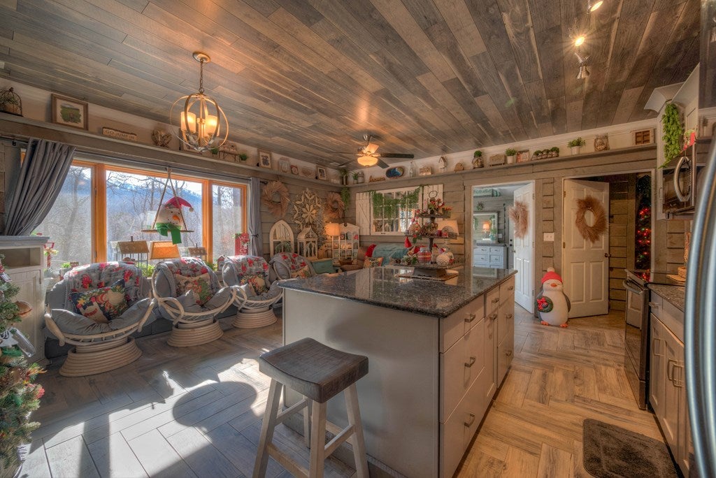 Hiawassee, Georgia, 30546, United States, 3 Bedrooms Bedrooms, ,2 BathroomsBathrooms,Residential,Active,2007353