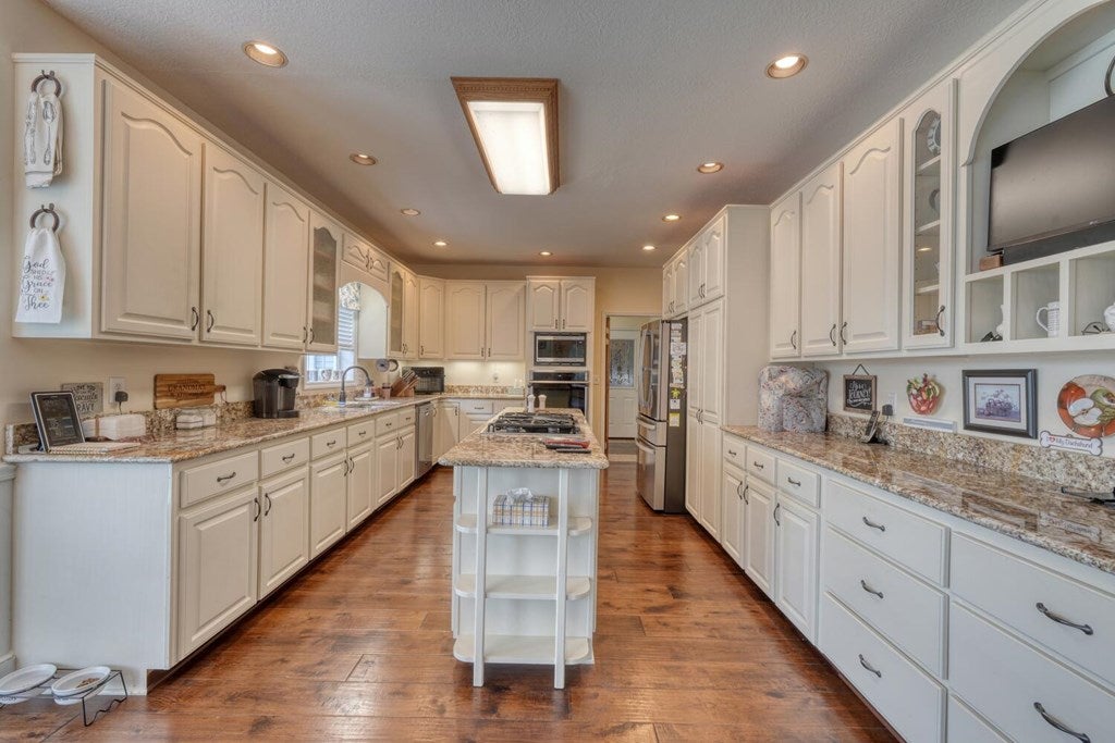 Blairsville, Georgia, 30512, United States, 4 Bedrooms Bedrooms, ,4 BathroomsBathrooms,Residential,Active,1892611