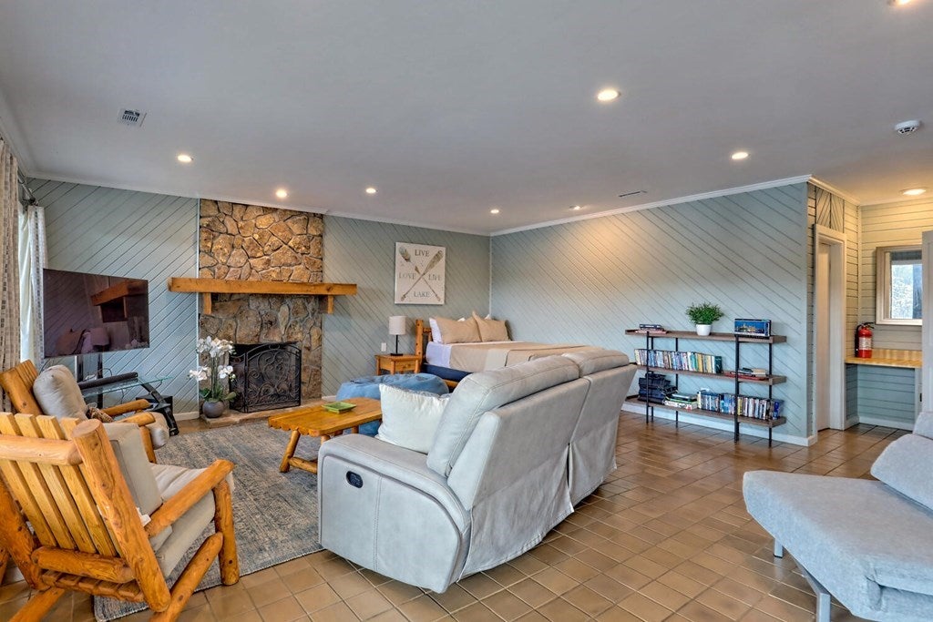 Blairsville, Georgia, 30512, United States, 3 Bedrooms Bedrooms, ,6 BathroomsBathrooms,Residential,Active,1920218
