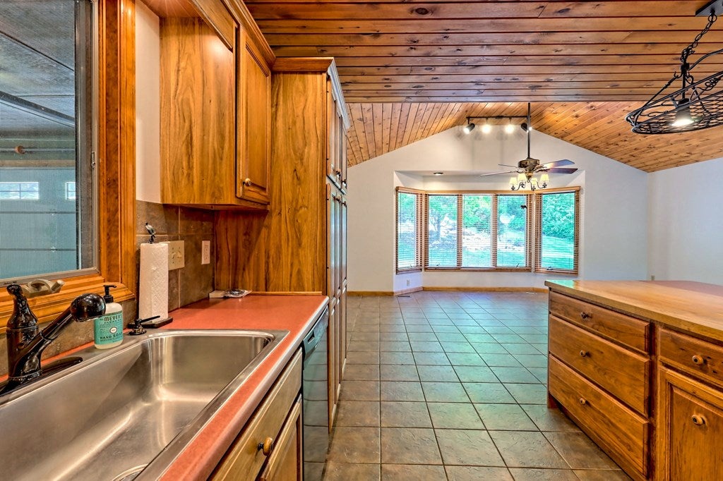Hiawassee, Georgia, 30546, United States, 3 Bedrooms Bedrooms, ,3 BathroomsBathrooms,Residential,Active,1790158