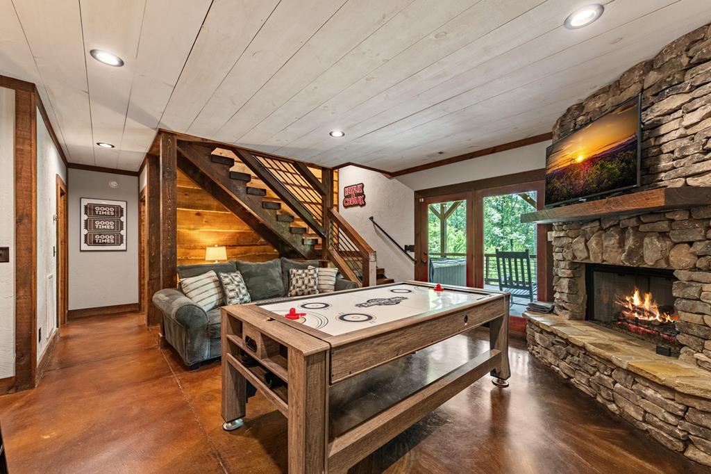 Blue Ridge, Georgia, 30513, United States, 3 Bedrooms Bedrooms, ,3 BathroomsBathrooms,Residential,Active,1849502