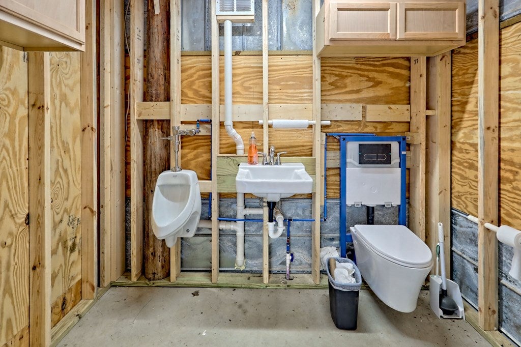 Warne, North Carolina, 28909, United States, 5 Bedrooms Bedrooms, ,6 BathroomsBathrooms,Residential,Active,1968121