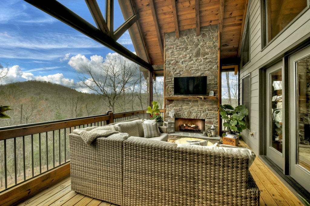Ellijay, Georgia, 30540, United States, 5 Bedrooms Bedrooms, ,4 BathroomsBathrooms,Residential,Active,1745330