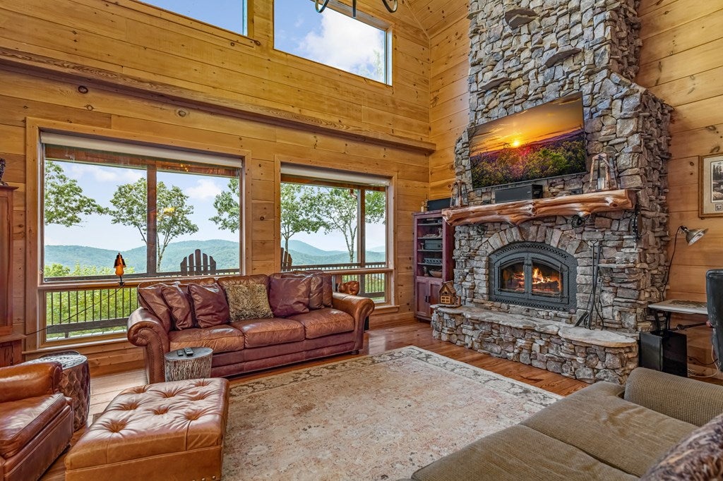 Morganton, Georgia, 30560, United States, 4 Bedrooms Bedrooms, ,5 BathroomsBathrooms,Residential,Active,1952626