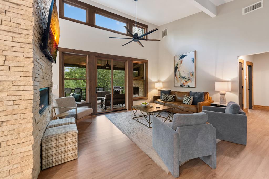 Ellijay, Georgia, 30540, United States, 5 Bedrooms Bedrooms, ,6 BathroomsBathrooms,Residential,Active,1914794