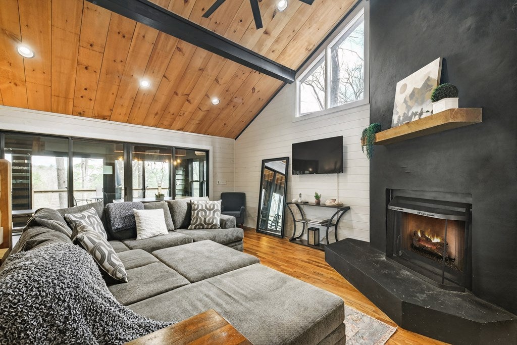 Blue Ridge, Georgia, 30513, United States, 3 Bedrooms Bedrooms, ,3 BathroomsBathrooms,Residential,Active,2029742