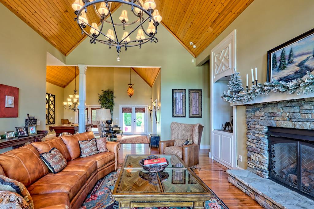 Franklin, North Carolina, 28734, United States, 3 Bedrooms Bedrooms, ,4 BathroomsBathrooms,Residential,Active,1945078