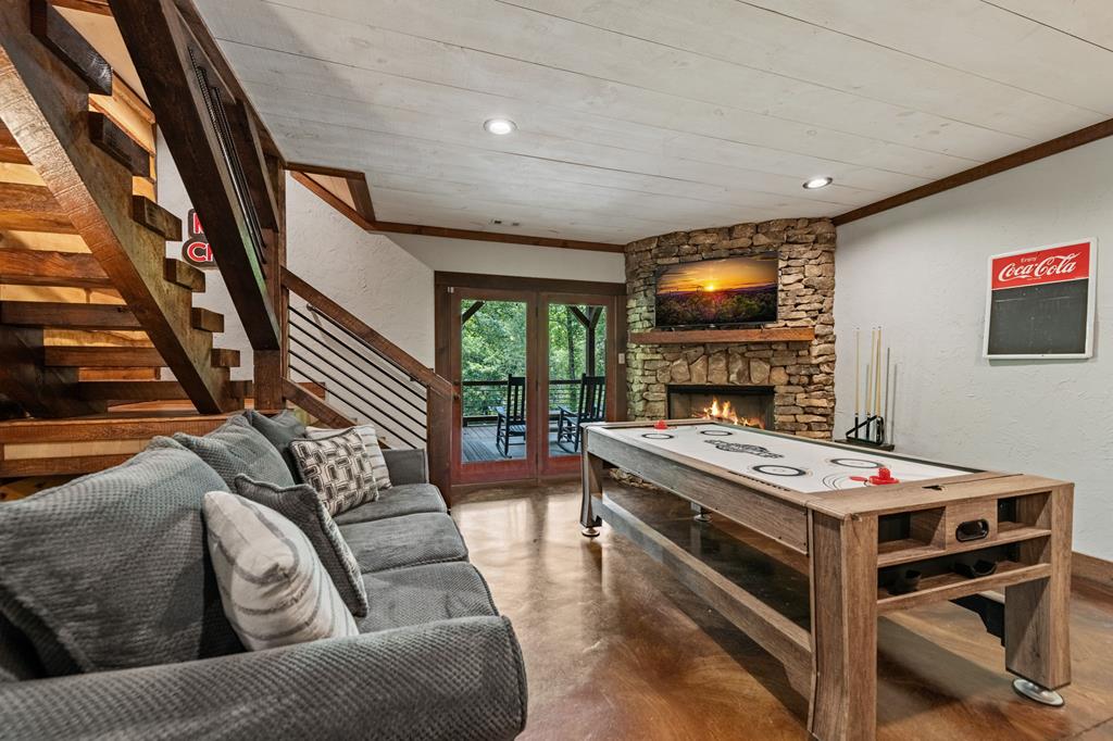 Blue Ridge, Georgia, 30513, United States, 3 Bedrooms Bedrooms, ,3 BathroomsBathrooms,Residential,Active,1849502