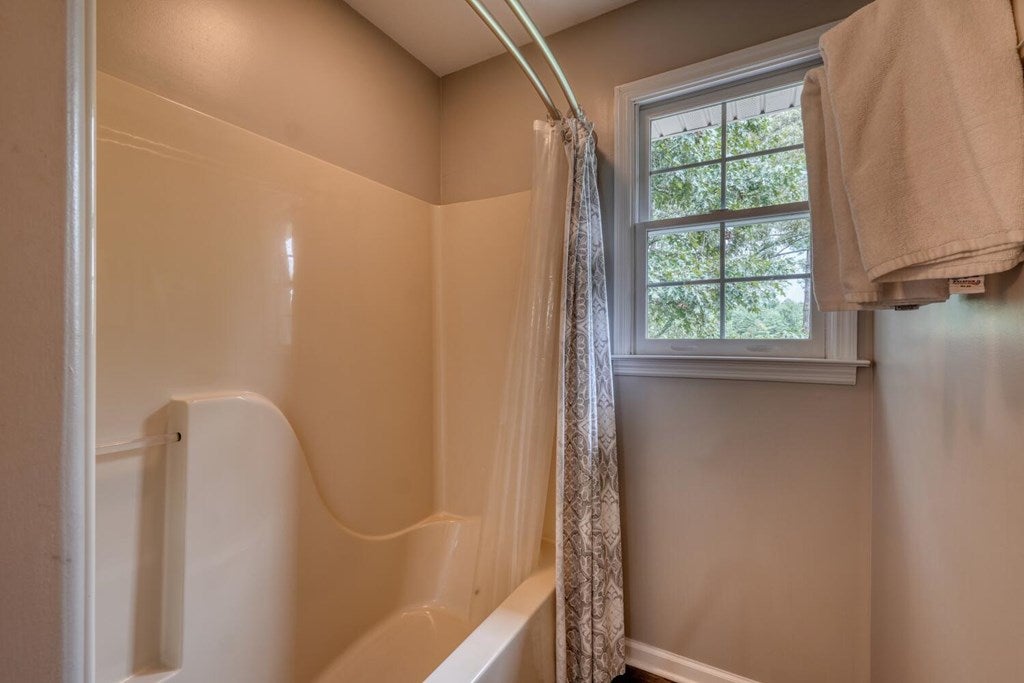 Blairsville, Georgia, 30512, United States, 4 Bedrooms Bedrooms, ,4 BathroomsBathrooms,Residential,Active,1920254