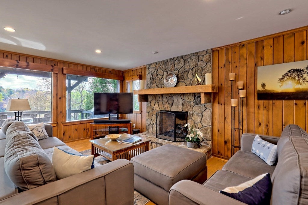 Blairsville, Georgia, 30512, United States, 3 Bedrooms Bedrooms, ,6 BathroomsBathrooms,Residential,Active,1920218