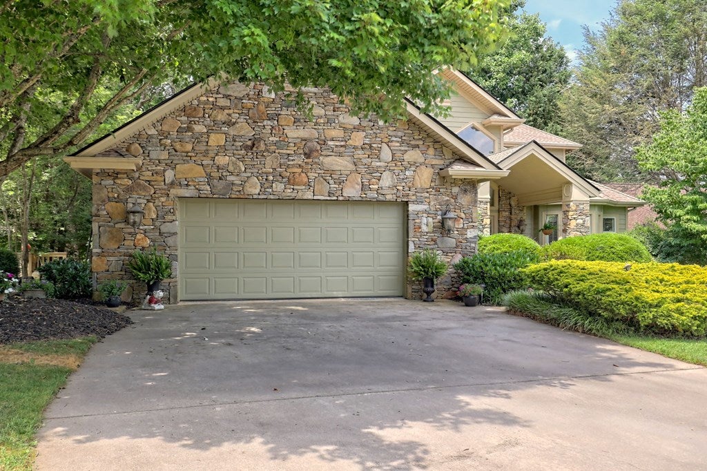 Hiawassee, Georgia, 30546, United States, 4 Bedrooms Bedrooms, ,5 BathroomsBathrooms,Residential,Active,1741595