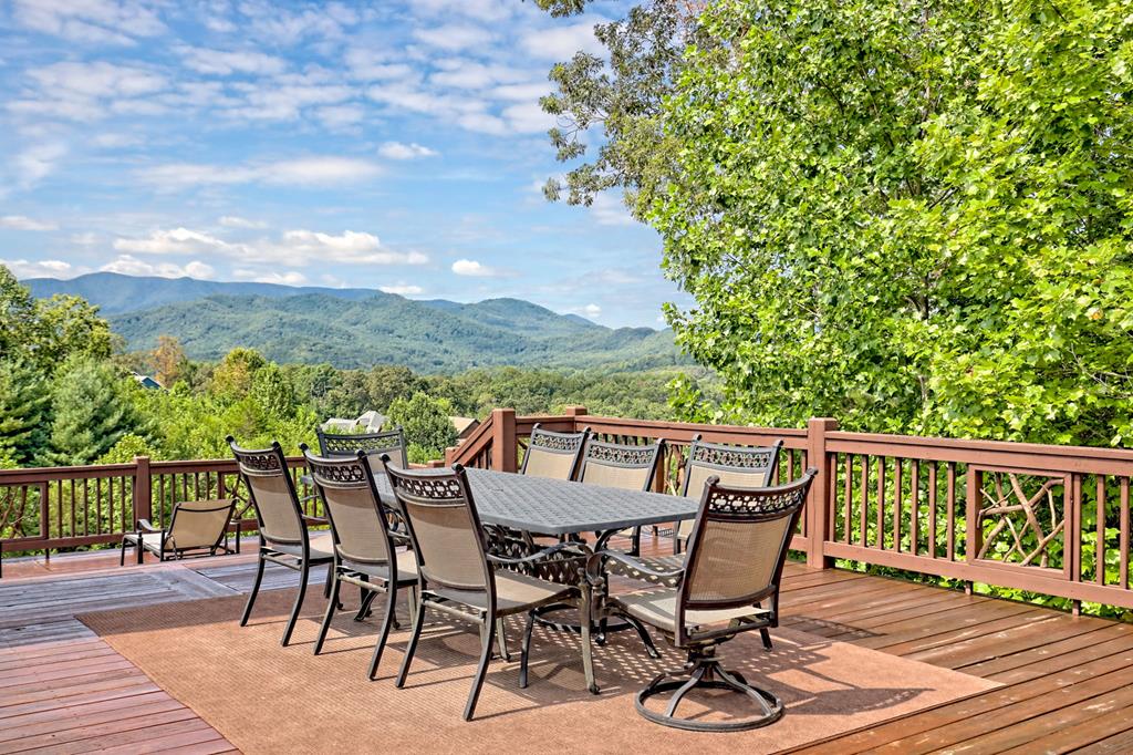 Franklin, North Carolina, 28734, United States, 3 Bedrooms Bedrooms, ,4 BathroomsBathrooms,Residential,Active,1945078