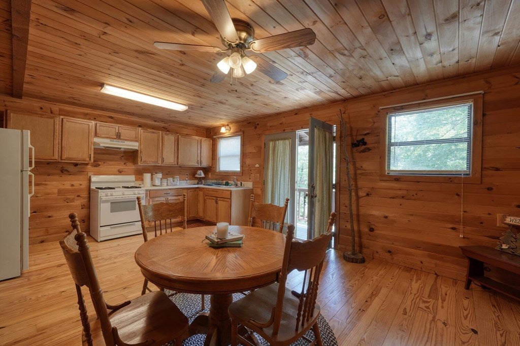 Blairsville, Georgia, 30512, United States, 3 Bedrooms Bedrooms, ,4 BathroomsBathrooms,Residential,Active,1877837