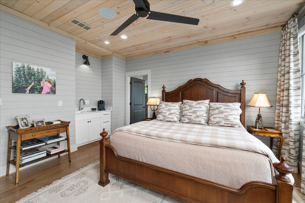 Ellijay, Georgia, 30540, United States, 5 Bedrooms Bedrooms, ,7 BathroomsBathrooms,Residential,Active,1951812