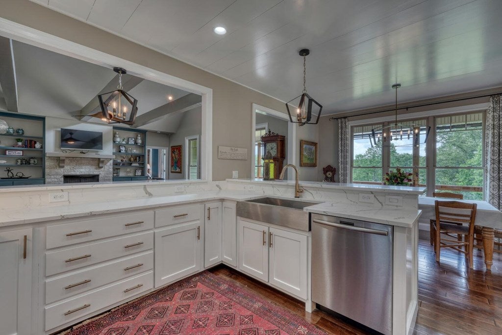 Blairsville, Georgia, 30512, United States, 4 Bedrooms Bedrooms, ,4 BathroomsBathrooms,Residential,Active,1850663