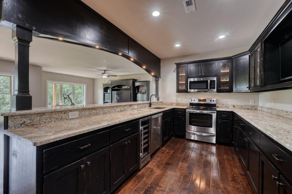 Blairsville, Georgia, 30512, United States, 4 Bedrooms Bedrooms, ,4 BathroomsBathrooms,Residential,Active,1850663