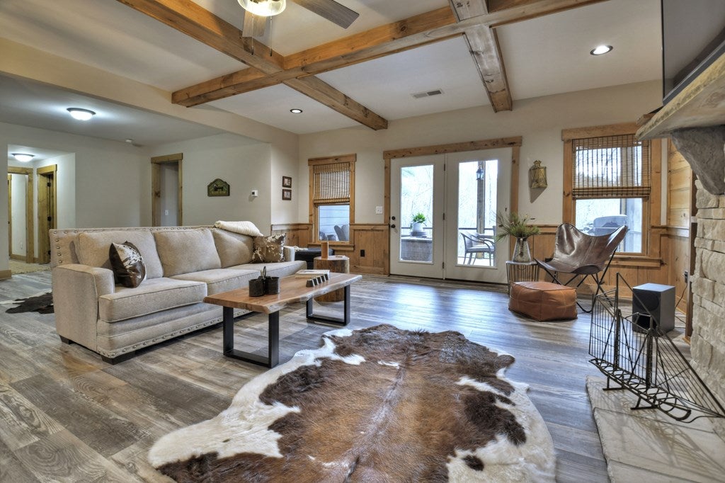 Ellijay, Georgia, 30540, United States, 5 Bedrooms Bedrooms, ,4 BathroomsBathrooms,Residential,Active,1745330