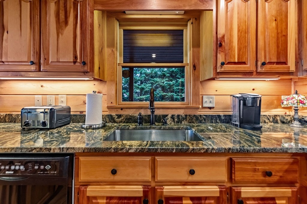 Mineral Bluff, Georgia, 30559, United States, 4 Bedrooms Bedrooms, ,4 BathroomsBathrooms,Residential,Active,1929467