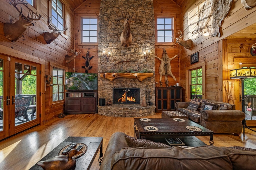 Brasstown, North Carolina, 28902, United States, 4 Bedrooms Bedrooms, ,5 BathroomsBathrooms,Residential,Active,1810516