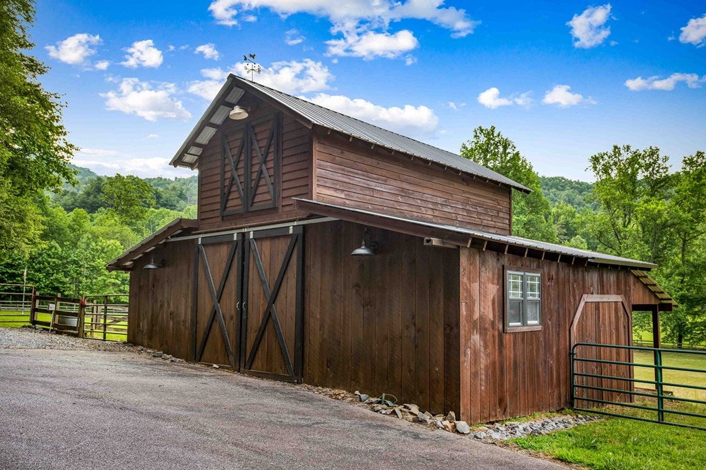 Blue Ridge, Georgia, 30513, United States, 3 Bedrooms Bedrooms, ,4 BathroomsBathrooms,Residential,Active,2008330