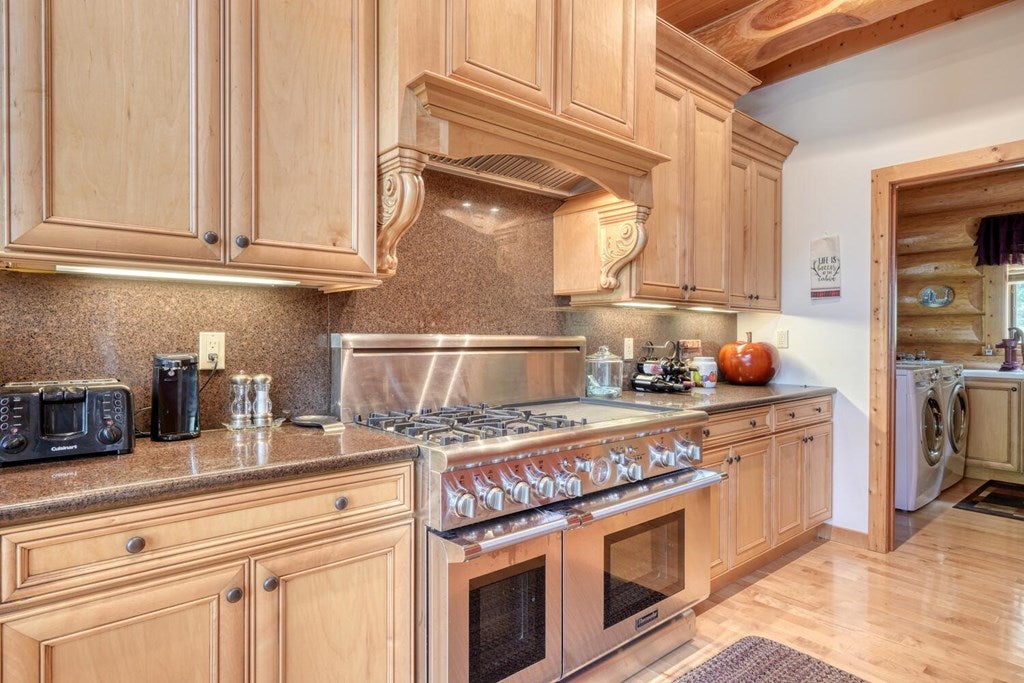 Blairsville, Georgia, 30512, United States, 4 Bedrooms Bedrooms, ,6 BathroomsBathrooms,Residential,Active,1934771