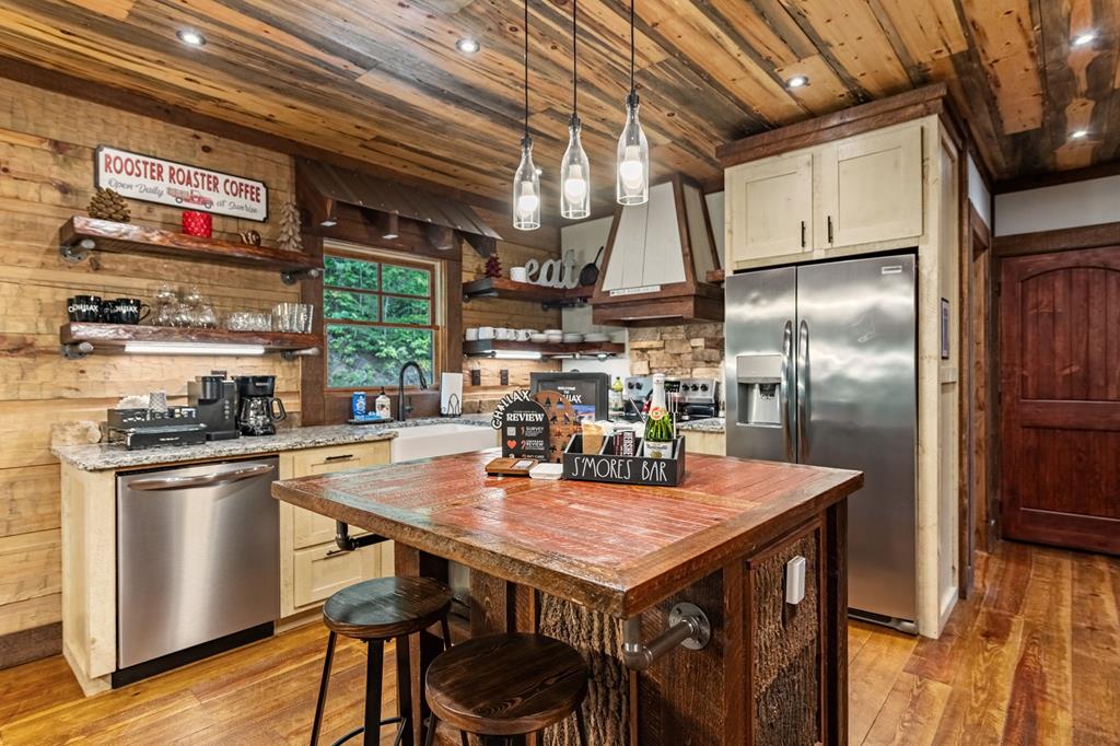 Blue Ridge, Georgia, 30513, United States, 3 Bedrooms Bedrooms, ,3 BathroomsBathrooms,Residential,Active,1849502