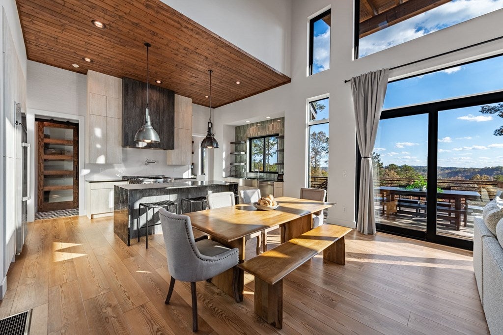 Ellijay, Georgia, 30540, United States, 4 Bedrooms Bedrooms, ,3 BathroomsBathrooms,Residential,Active,1985878