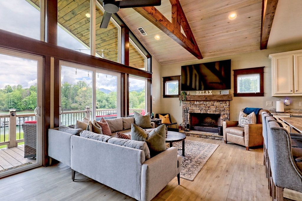Hiawassee, Georgia, 30546, United States, 2 Bedrooms Bedrooms, ,3 BathroomsBathrooms,Residential,Active,1914805