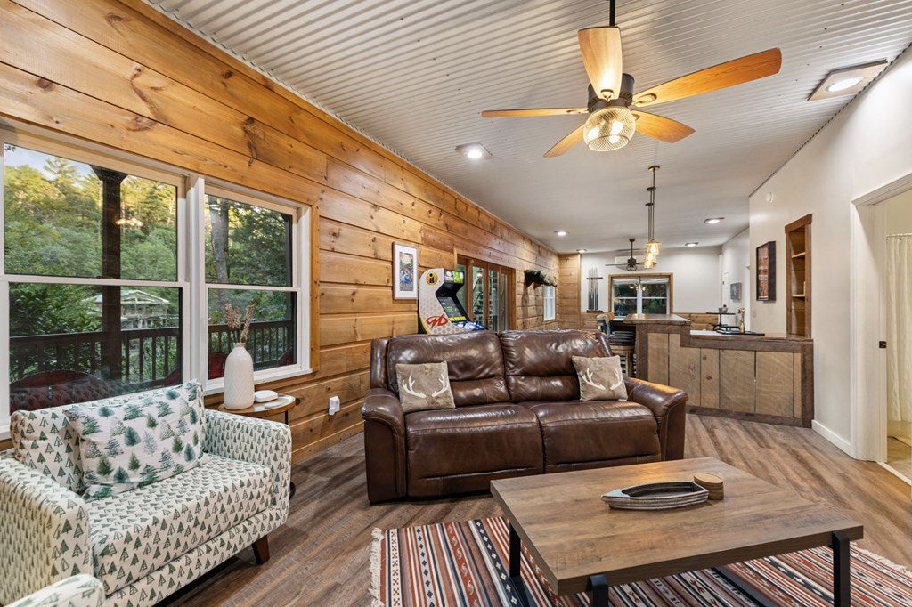 Blue Ridge, Georgia, 30513, United States, 4 Bedrooms Bedrooms, ,3 BathroomsBathrooms,Residential,Active,1945235