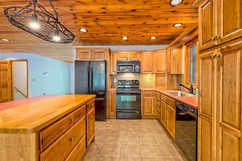 Hiawassee, Georgia, 30546, United States, 3 Bedrooms Bedrooms, ,3 BathroomsBathrooms,Residential,Active,1790158