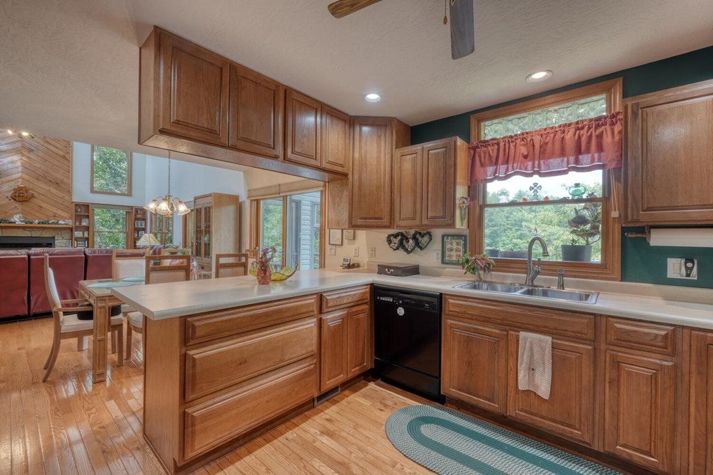 Blairsville, Georgia, 30512, United States, 3 Bedrooms Bedrooms, ,3 BathroomsBathrooms,Residential,Active,1877859