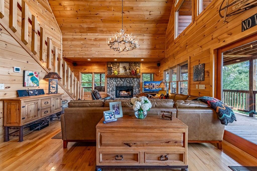Mineral Bluff, Georgia, 30559, United States, 4 Bedrooms Bedrooms, ,4 BathroomsBathrooms,Residential,Active,1929467