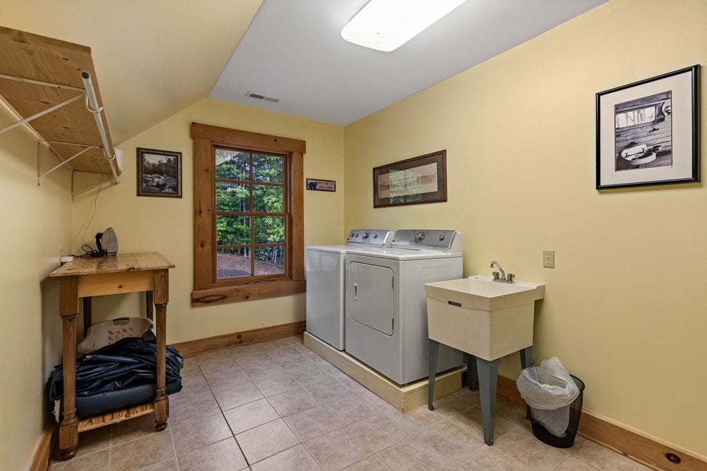 Brasstown, North Carolina, 28902, United States, 4 Bedrooms Bedrooms, ,5 BathroomsBathrooms,Residential,Active,1810516