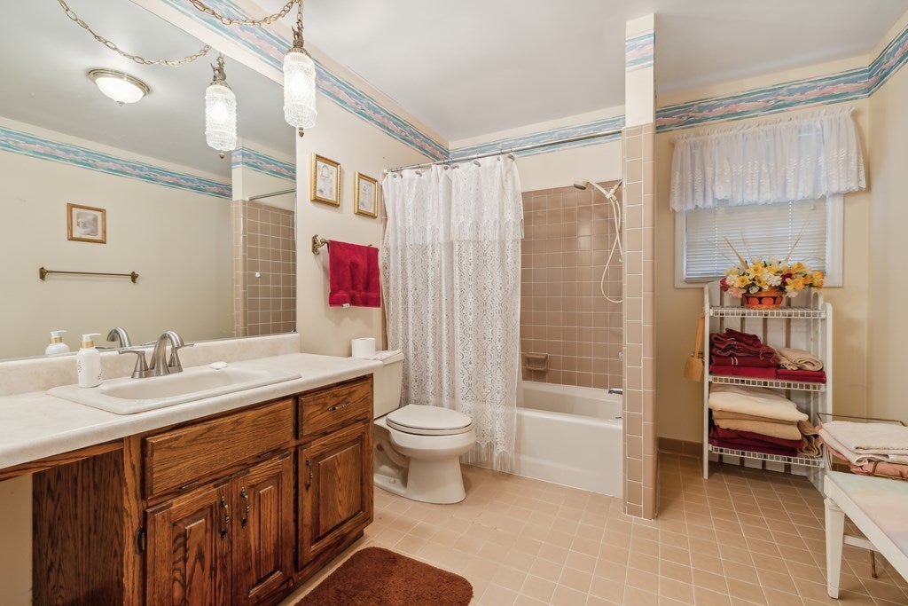 Blairsville, Georgia, 30512, United States, ,5 BathroomsBathrooms,Residential,Active,1894214