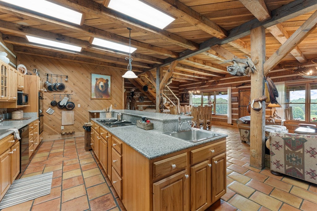 Warne, North Carolina, 28909, United States, 3 Bedrooms Bedrooms, ,3 BathroomsBathrooms,Residential,Active,1859363