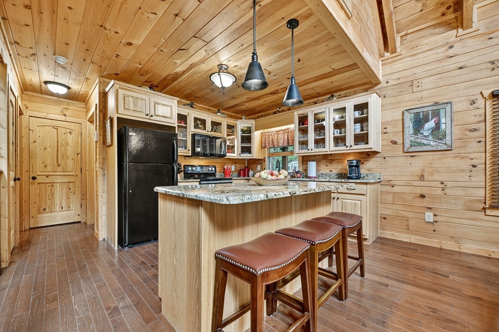 Ellijay, Georgia, 30536, United States, 2 Bedrooms Bedrooms, ,2 BathroomsBathrooms,Residential,Active,1946315