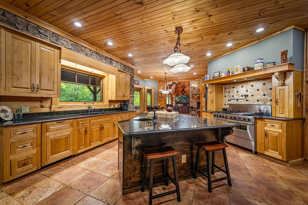 Brasstown, North Carolina, 28902, United States, 4 Bedrooms Bedrooms, ,5 BathroomsBathrooms,Residential,Active,1810516