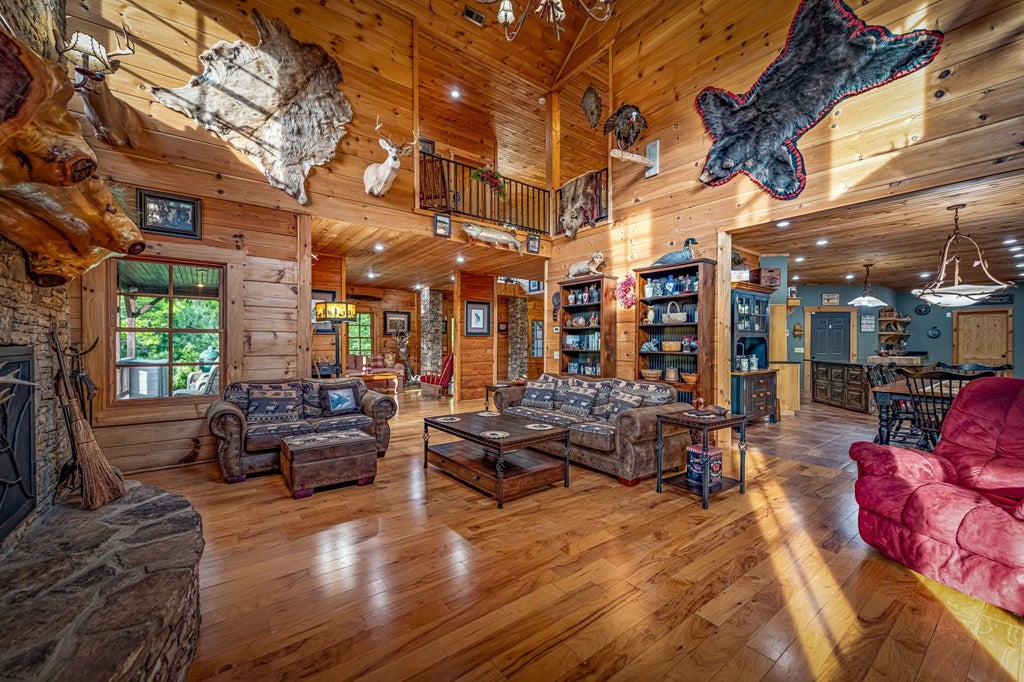 Brasstown, North Carolina, 28902, United States, 4 Bedrooms Bedrooms, ,5 BathroomsBathrooms,Residential,Active,1810516
