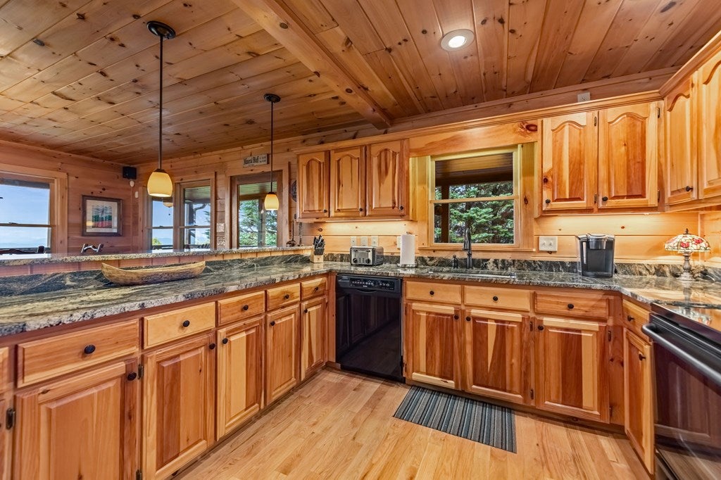 Mineral Bluff, Georgia, 30559, United States, 4 Bedrooms Bedrooms, ,4 BathroomsBathrooms,Residential,Active,1929467