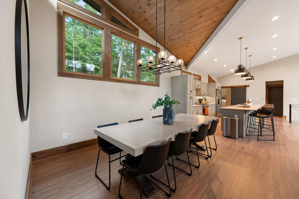 Ellijay, Georgia, 30540, United States, 5 Bedrooms Bedrooms, ,6 BathroomsBathrooms,Residential,Active,1914794