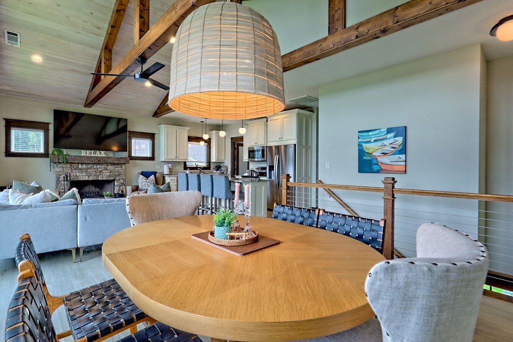 Hiawassee, Georgia, 30546, United States, 2 Bedrooms Bedrooms, ,3 BathroomsBathrooms,Residential,Active,1914805