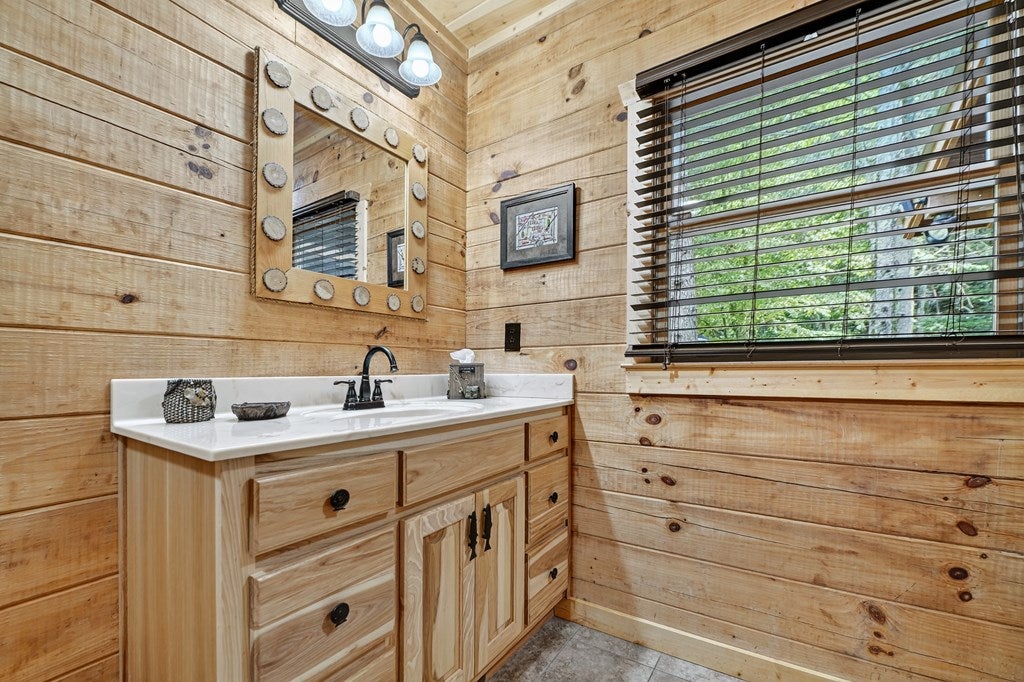 Ellijay, Georgia, 30536, United States, 2 Bedrooms Bedrooms, ,2 BathroomsBathrooms,Residential,Active,1946315